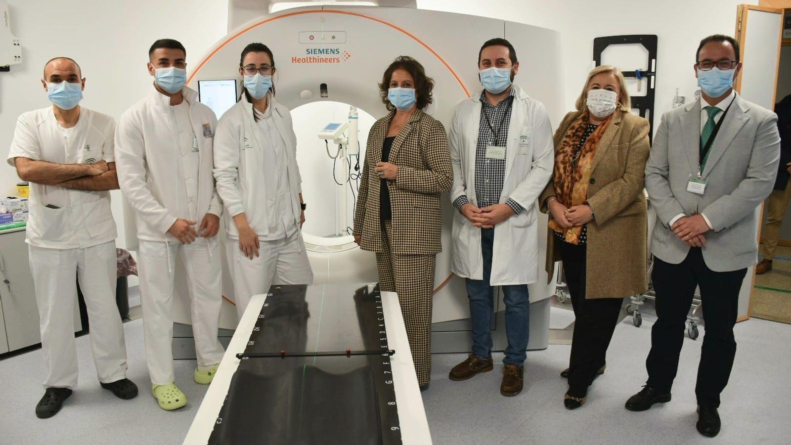 Foto de familia con el nuevo TAC del hospital.