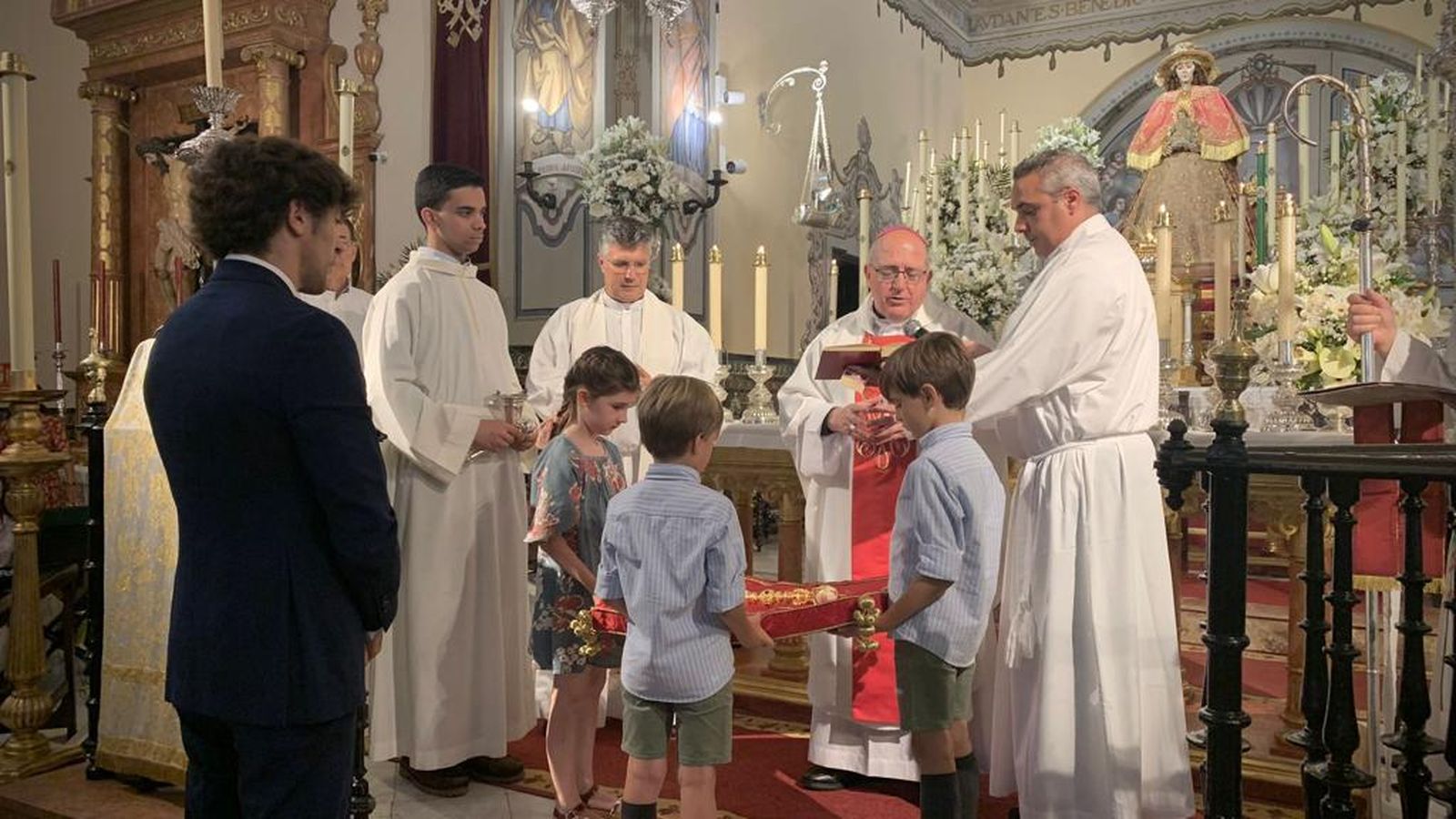 El obispo de Huelva, Santiago Gómez Sierra, bendice la donación de Manuel Lombo.