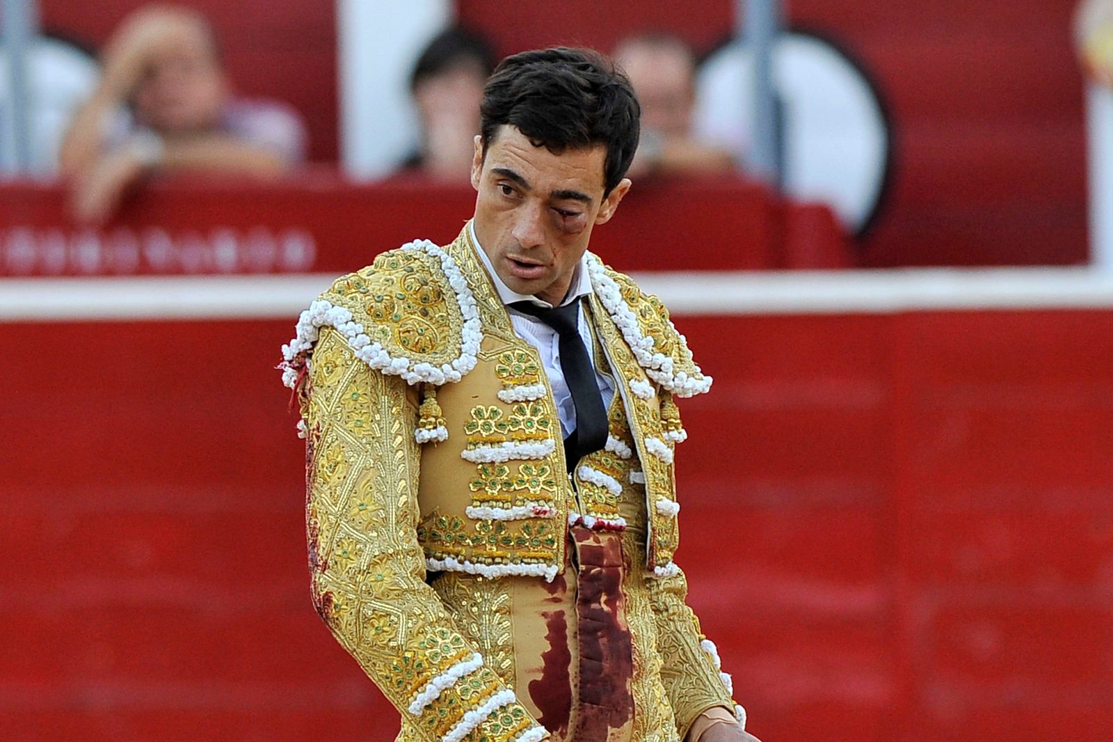 Ureña, citando en la faena de muleta, tras el percance.