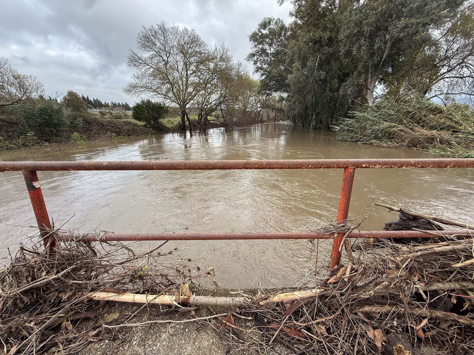 Las fotos del desembalse de agua en la presa de Charco Redondo de Los Barrios