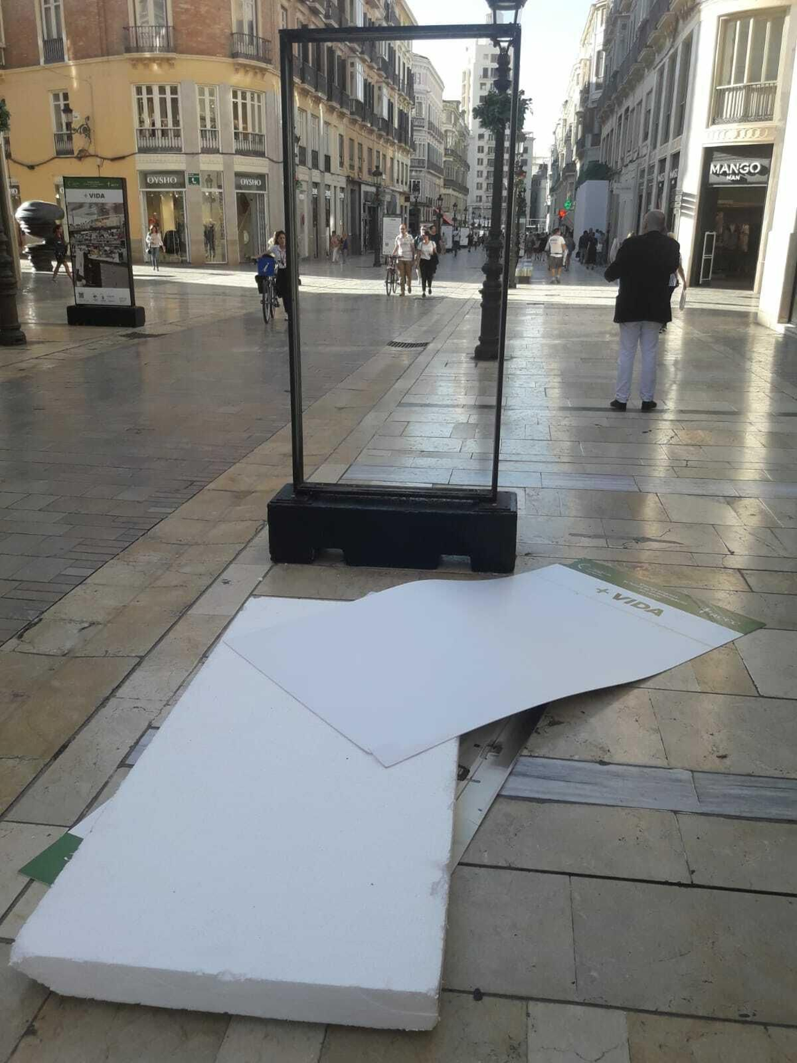Uno de los mupis rotos este año. Uno de los mupis rotos este año.