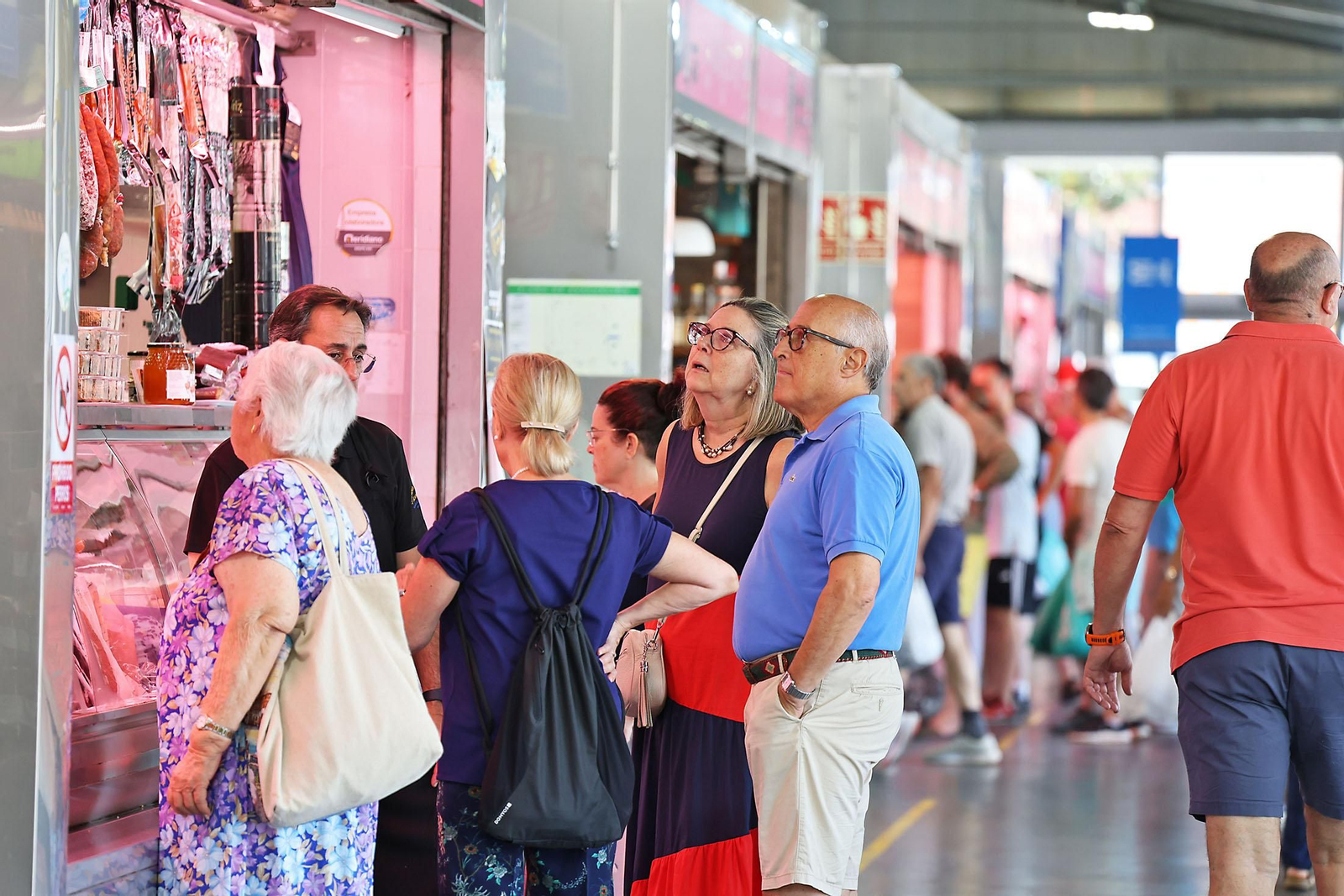 Imágenes de las compras en el entorno del Mercado del Carmen en la mañana de sábado