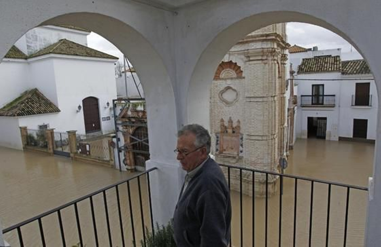 Un vecino contempla las calles anegadas de Écija.

Foto: Antonio Pizarro