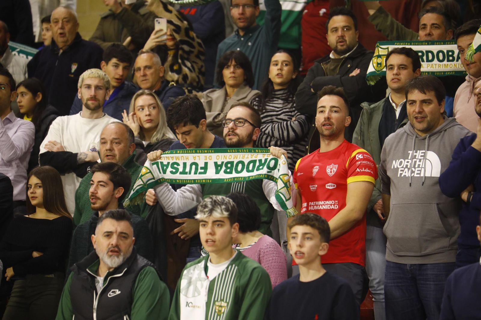Las mejores fotos del ambiente en Vista Alegre para el Córdoba Futsal - Barça