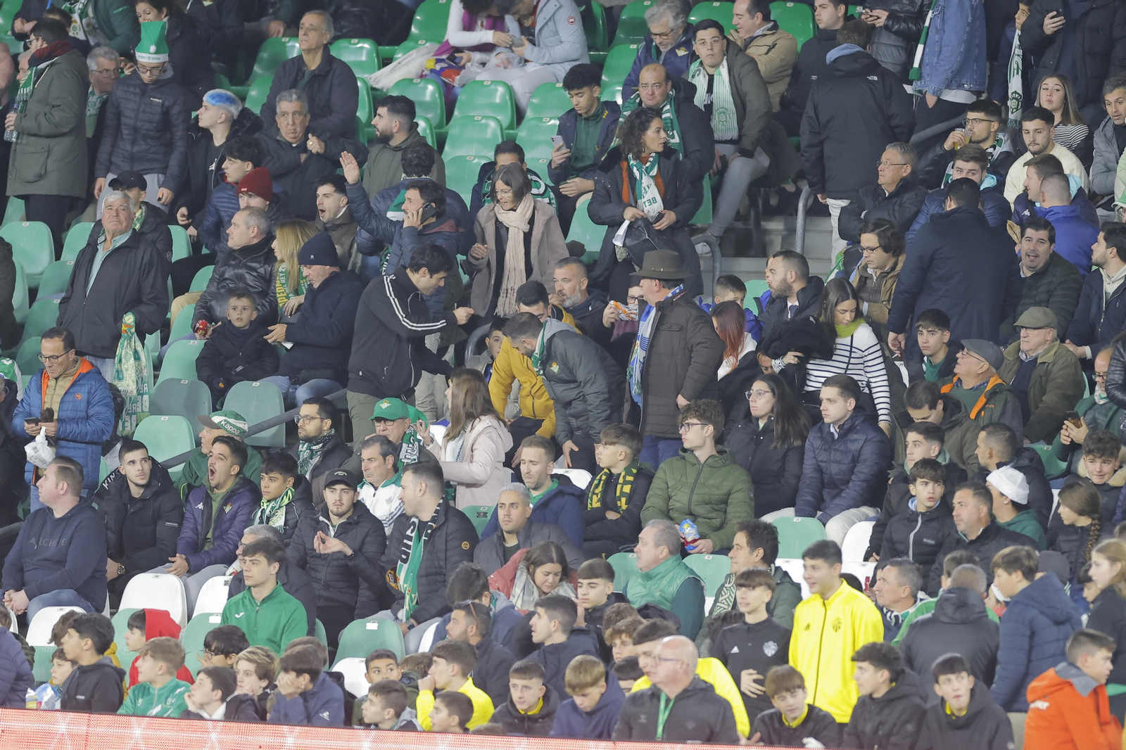 Búscate en las fotos del Betis-Girona