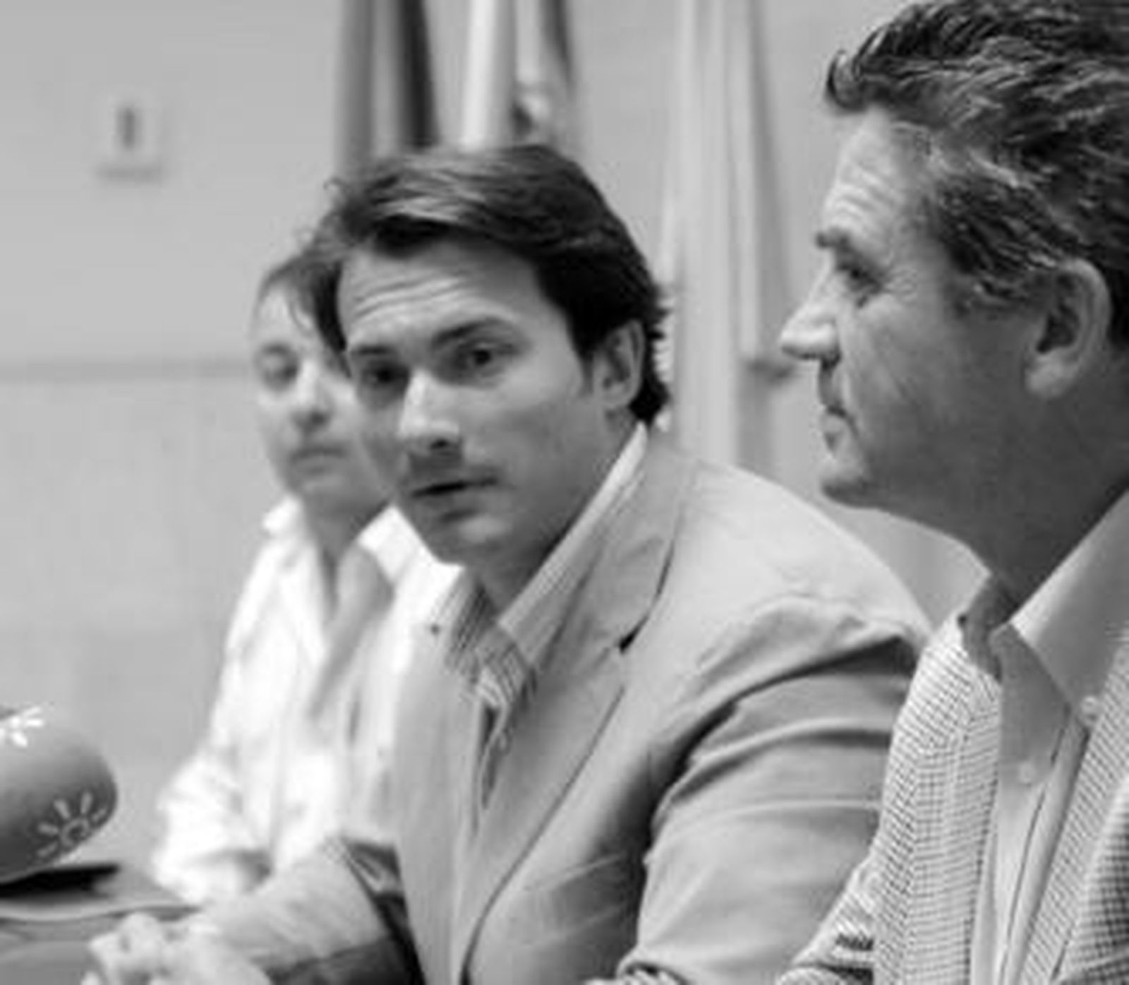 Diego Sánchez Rull (centro), durante una comparecencia de prensa.