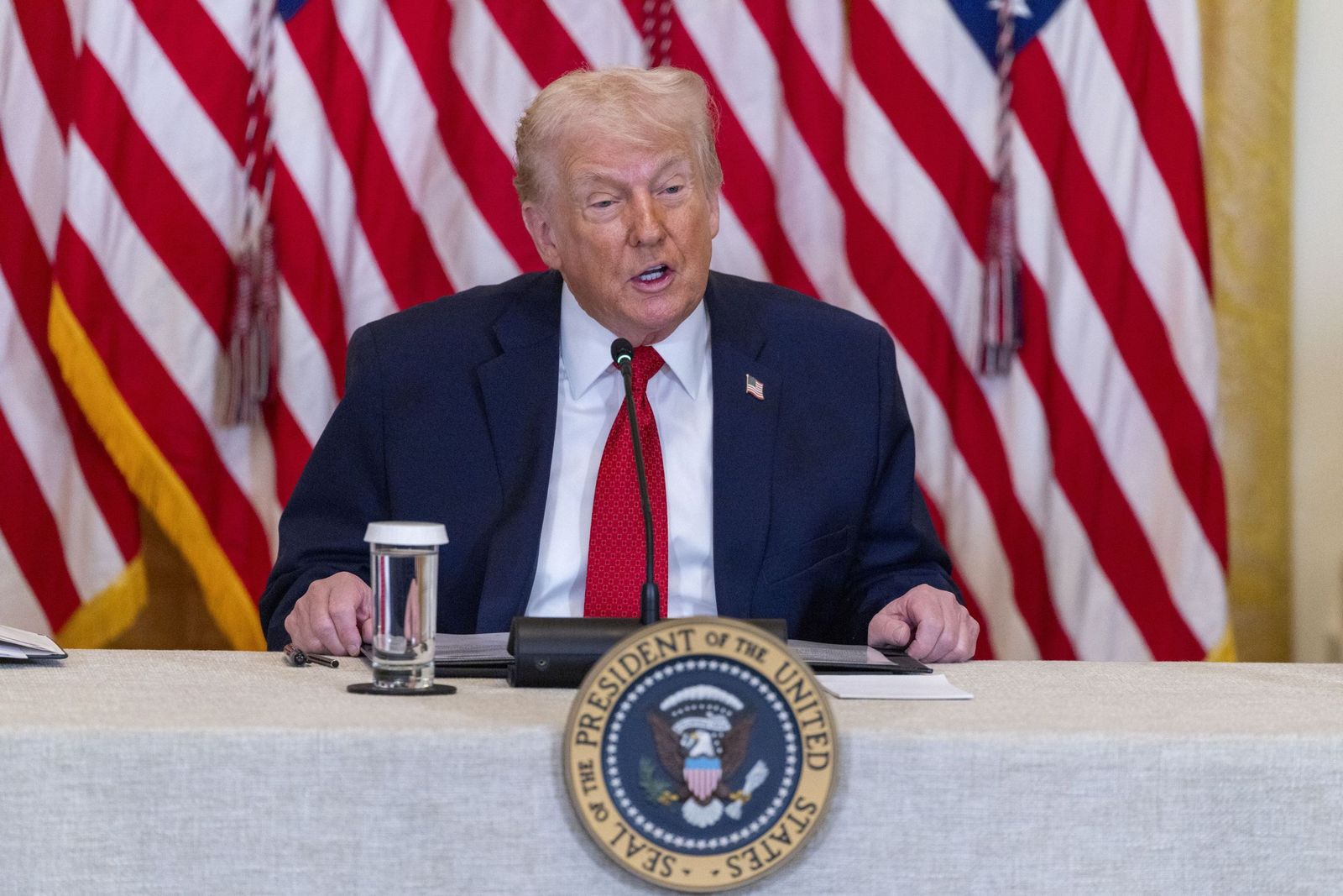 El presidente de Estados Unidos, Donald Trump, amenaza con imponer aranceles a los países que no acepten su plan para Groenlandia.