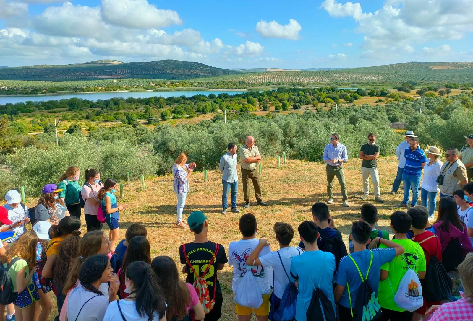 Alumnos del instituto Vicente Núñez de Aguilar han acudido a la Laguna de Zóñar para celebrar el Día del Medio Ambiente.