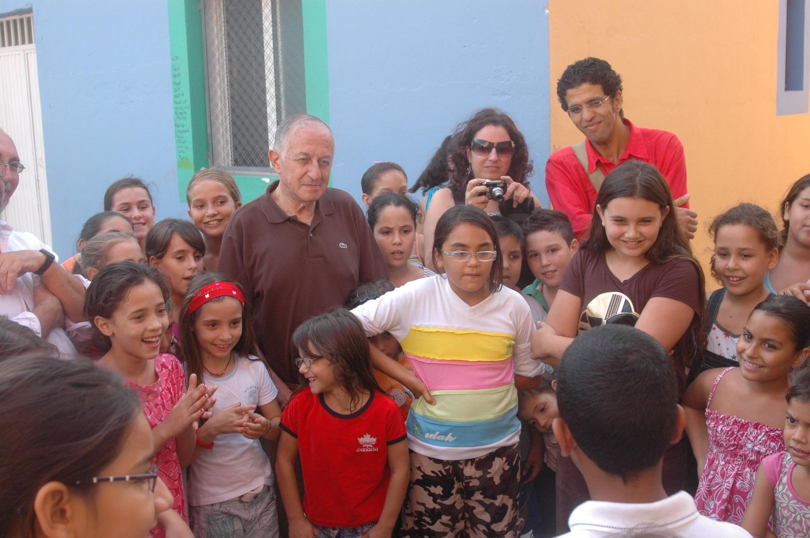 Juan Goytisolo  hace diez años cuando visitó el colegio de La Chanca junto a Mar Verdejo y Juan José Ceba.