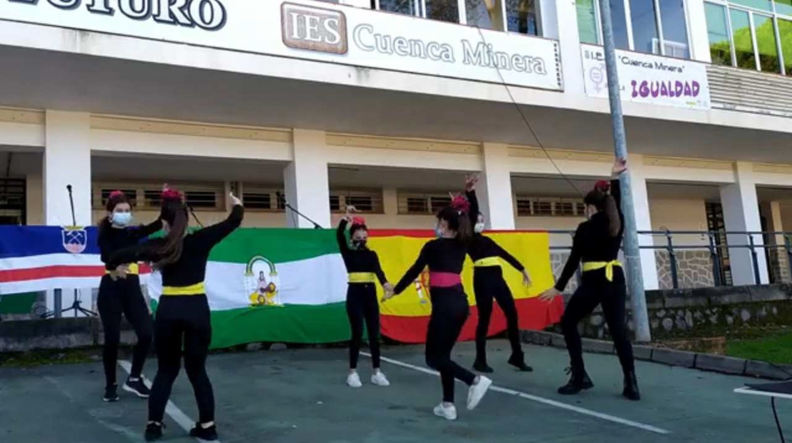 Alumnos del IES Cuenca Minera durante los actos para conmemorar el Día de la Constitución.