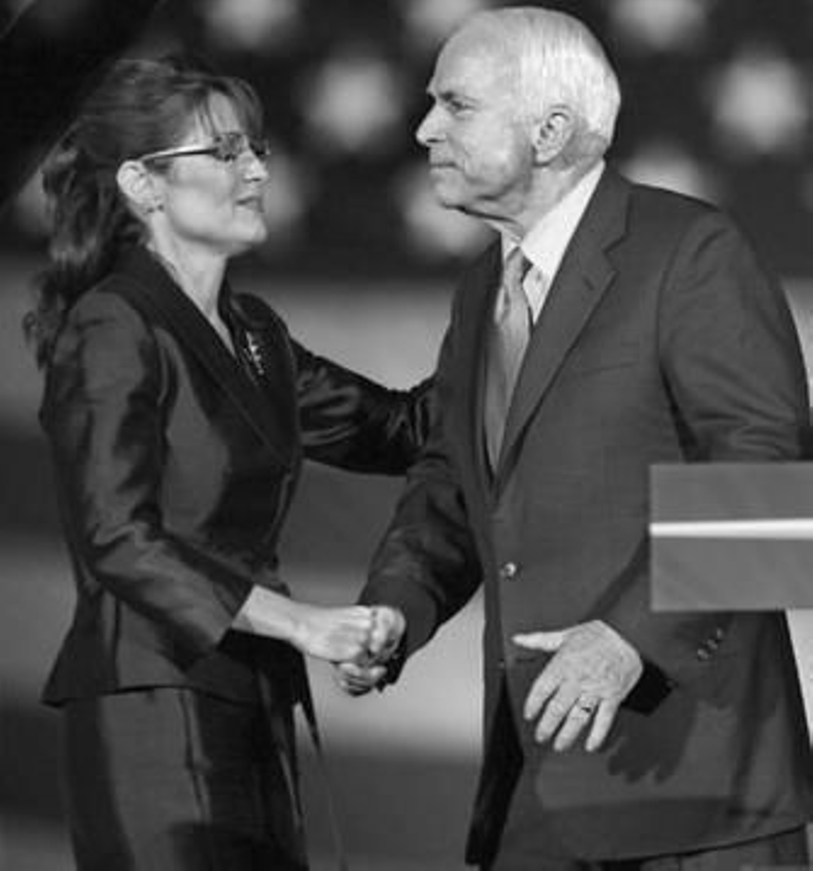 El senador por Arizona, John McCain, da la mano a la gobernadora de Alaska, Sarah Palin.