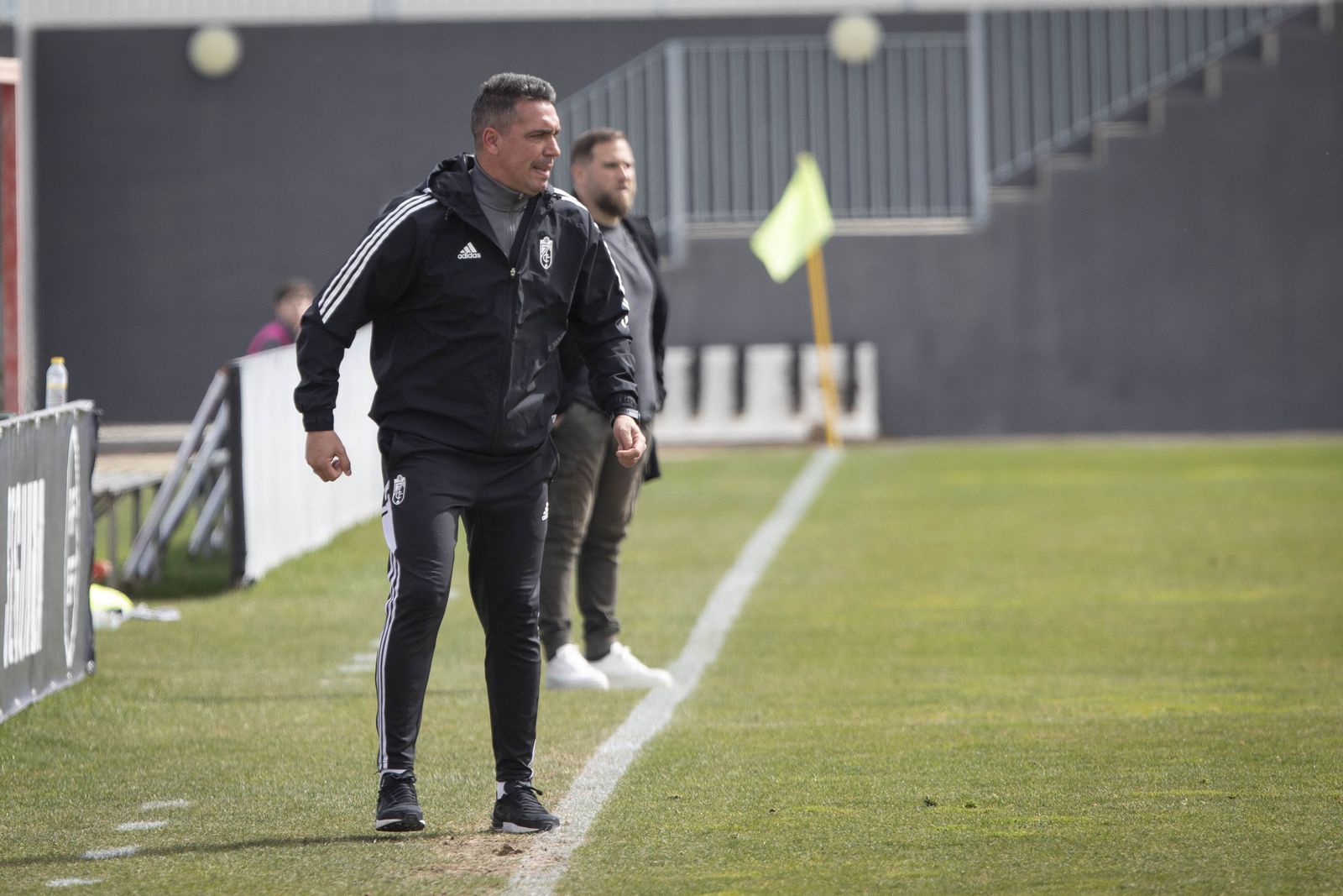 Juan Antonio Milla da instrucciones.