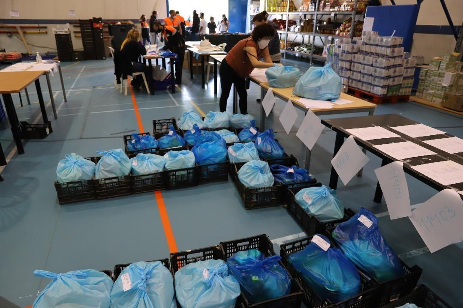 Voluntarios organizan las donaciones en el Centro operativo.