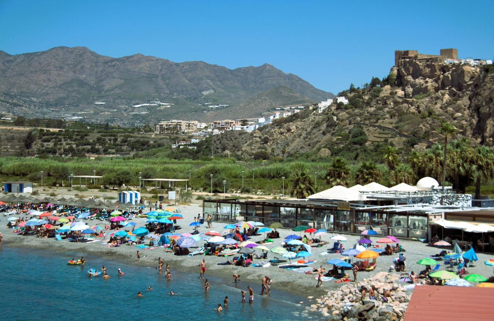 Fotos: así de llenas estaba las playas de Granada este primer fin de semana de agosto