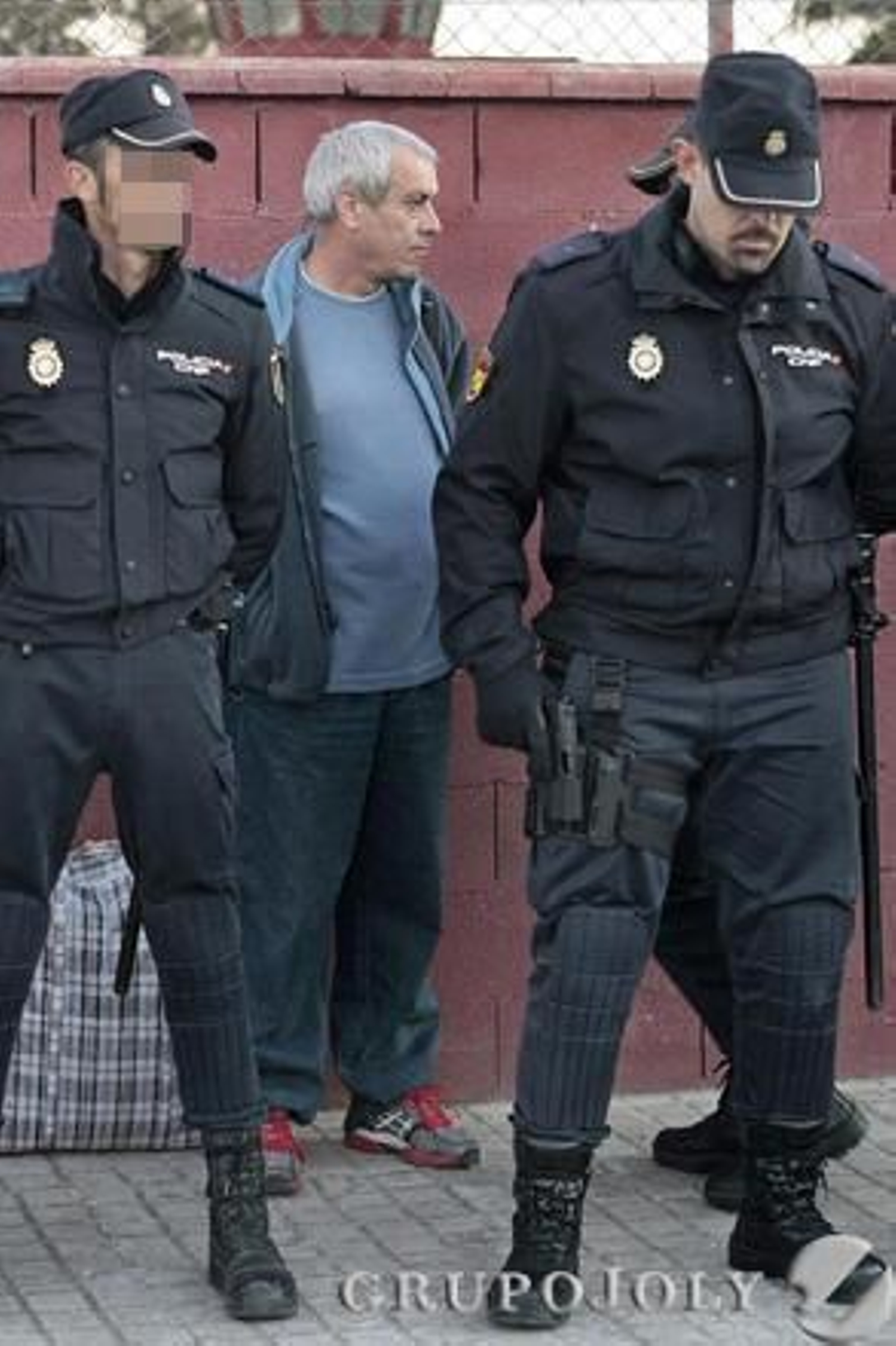 El etarra Fernández Larrinoa sale de la prisión de Puerto I. 

Foto: Fito Carreto