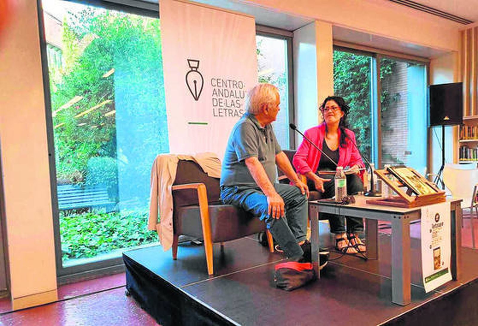 Juan Cruz y Eva Díaz Pérez durante la presentación del libro en la biblioteca pública Infanta Elena.