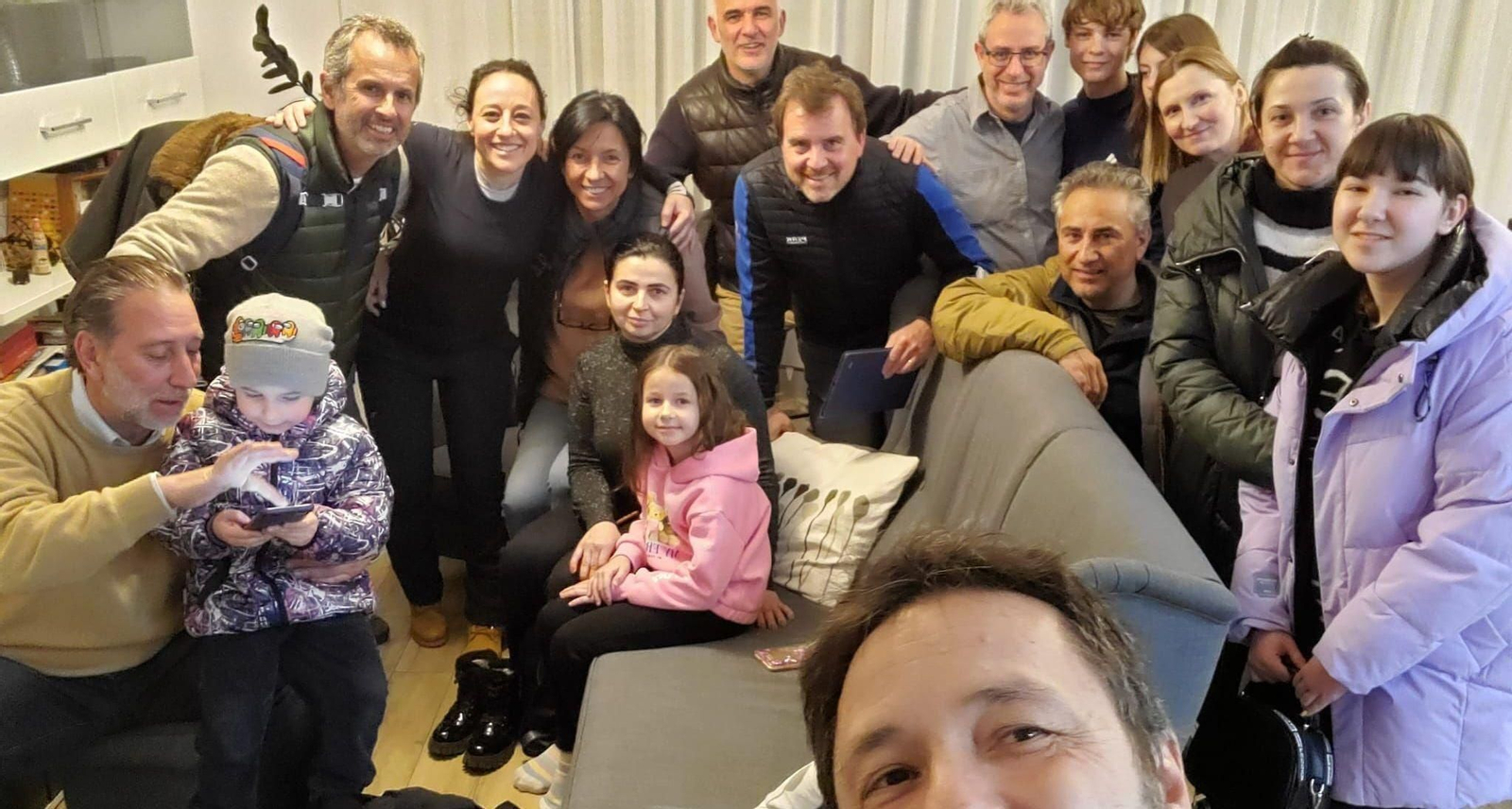 En Cracovia, en casa de Miquel  Planells, el grupo de españoles viajeros posa con parte de las familias ucranianas que van a ser acogidas en España.