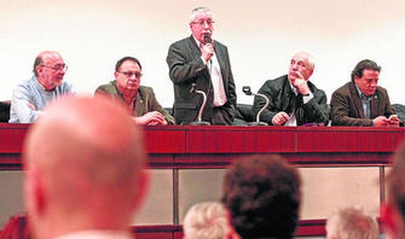 Fernández Toxo se dirige a los trabajadores de Acerinox en el transcurso de la asamblea, ayer en Palmones.