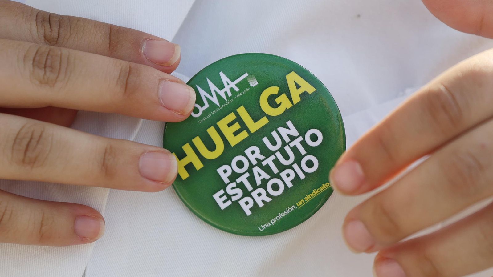 Chapa con la reivindicación de la huelga.