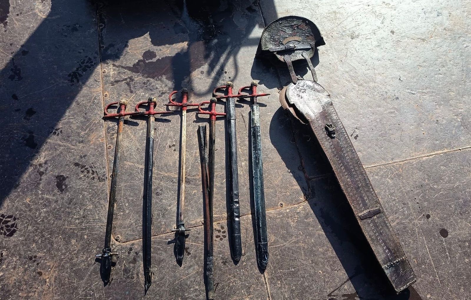 Estado del juego de las espadas de Javier Zulueta, encontradas en la orilla del río.