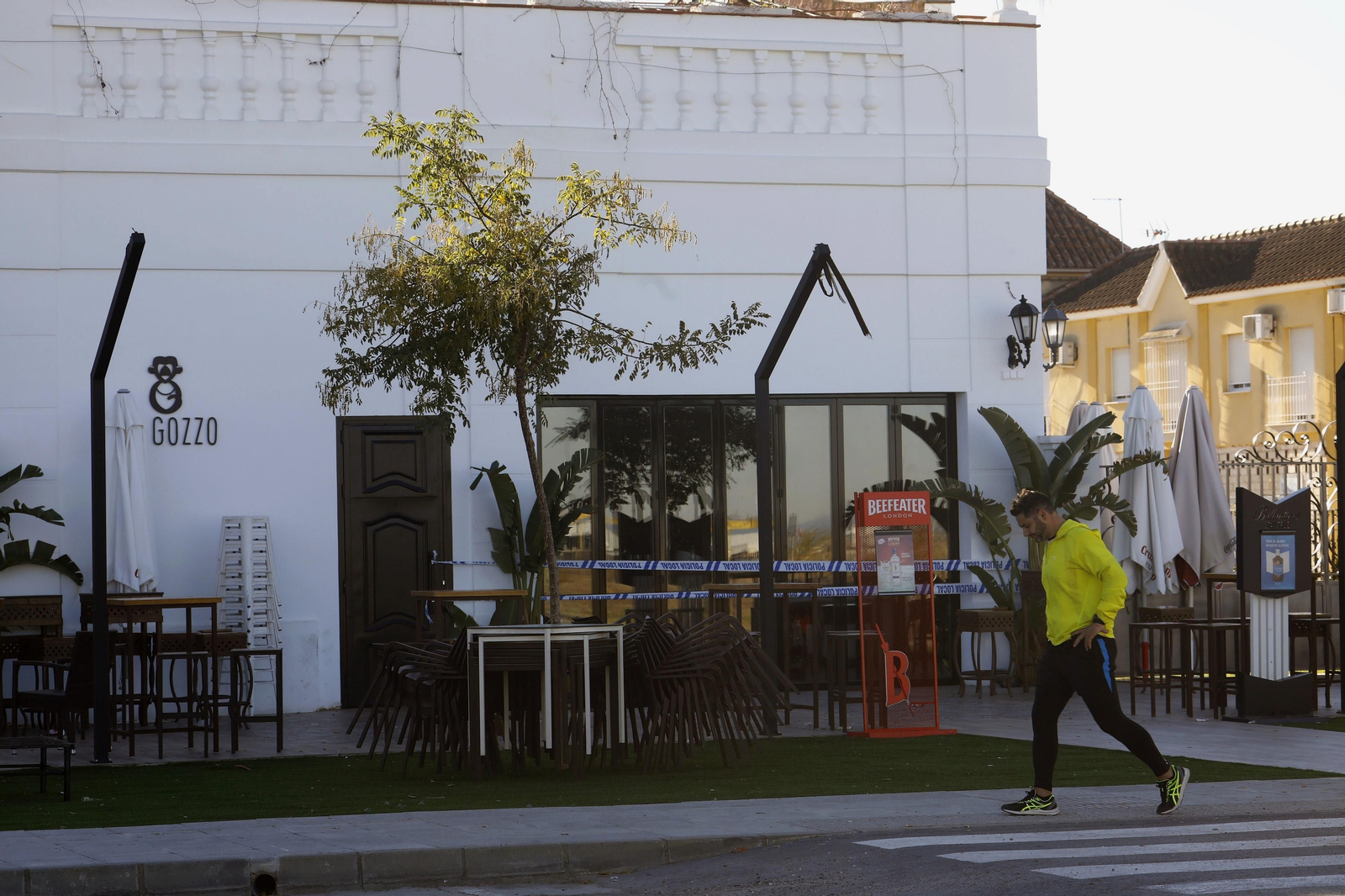 Una persona pasa delante del pub.