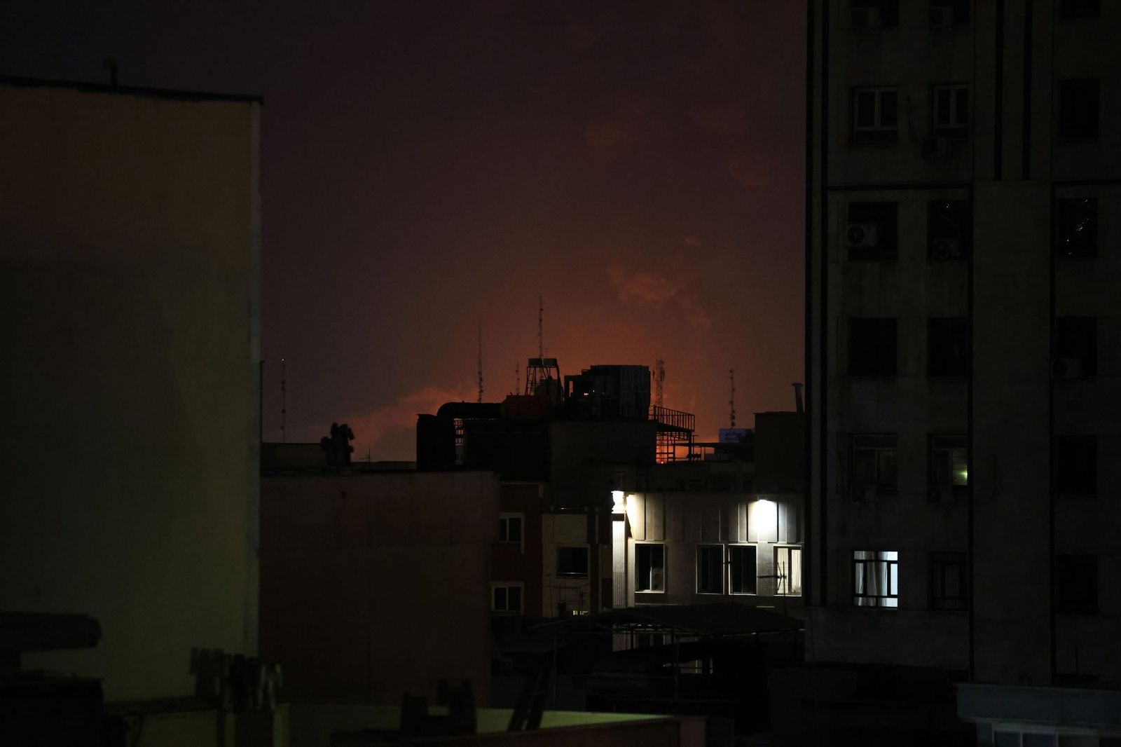 Galería Gráfica: Otra jornada de misiles, fuego, humo y militarización en Oriente Medio