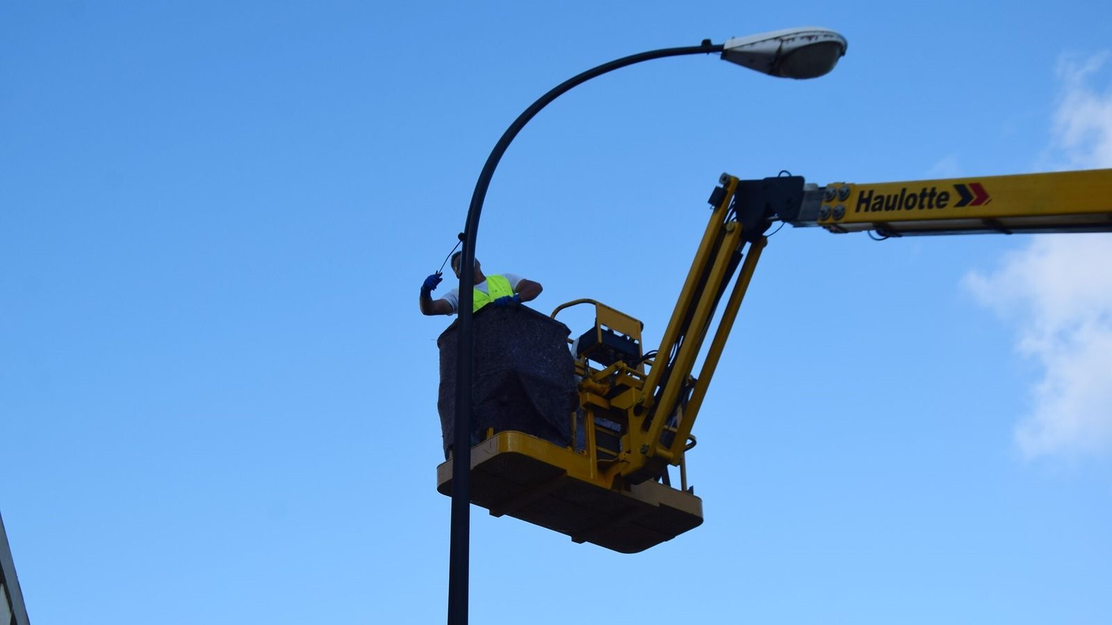 Trabajos para el pintado de las farolas, en el pasado verano.