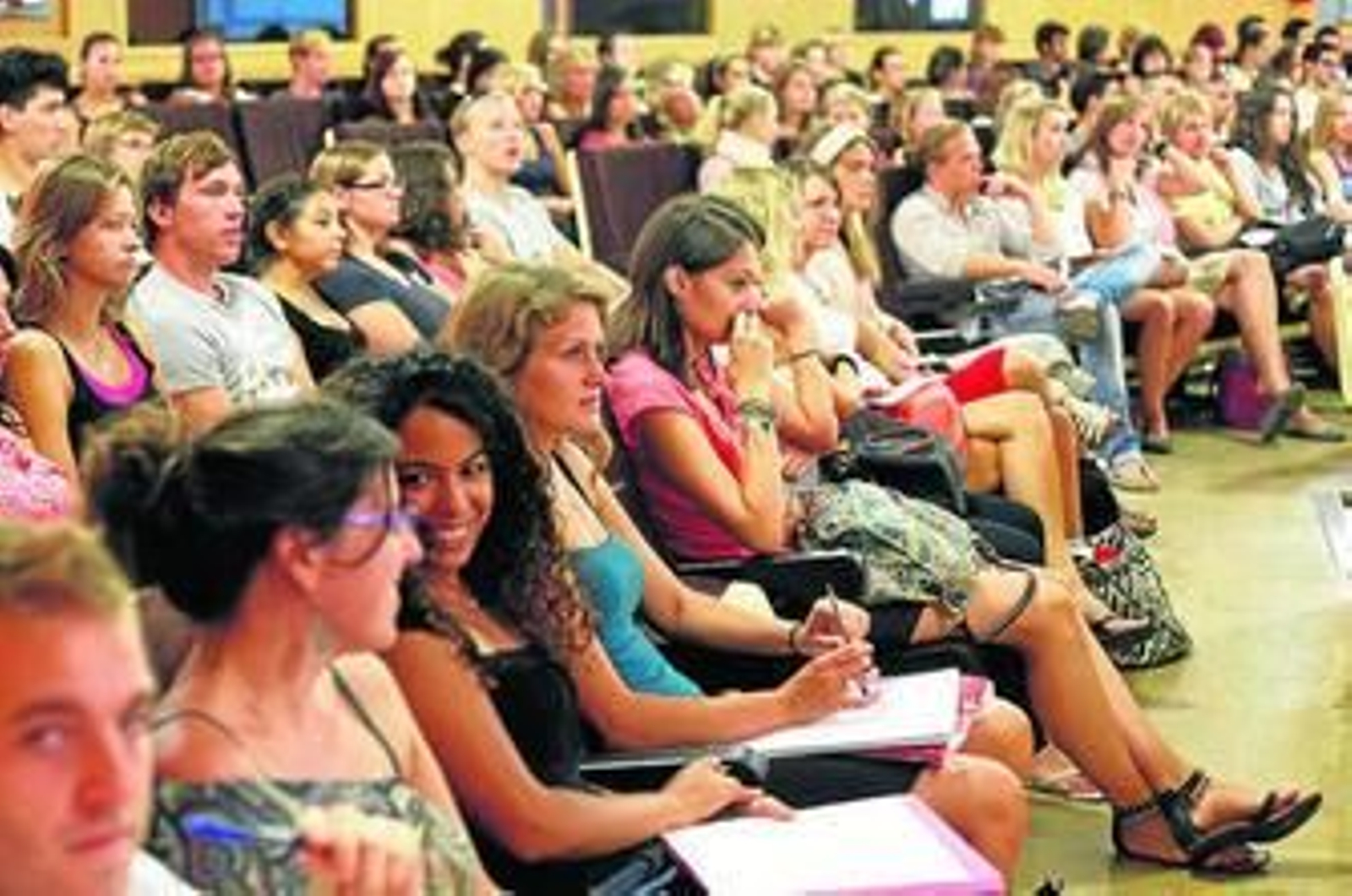 Decenas de alumnos con beca Erasmus acudieron ayer al acto de bienvenida que se celebró en la Facultad de Filosofía y Letras.