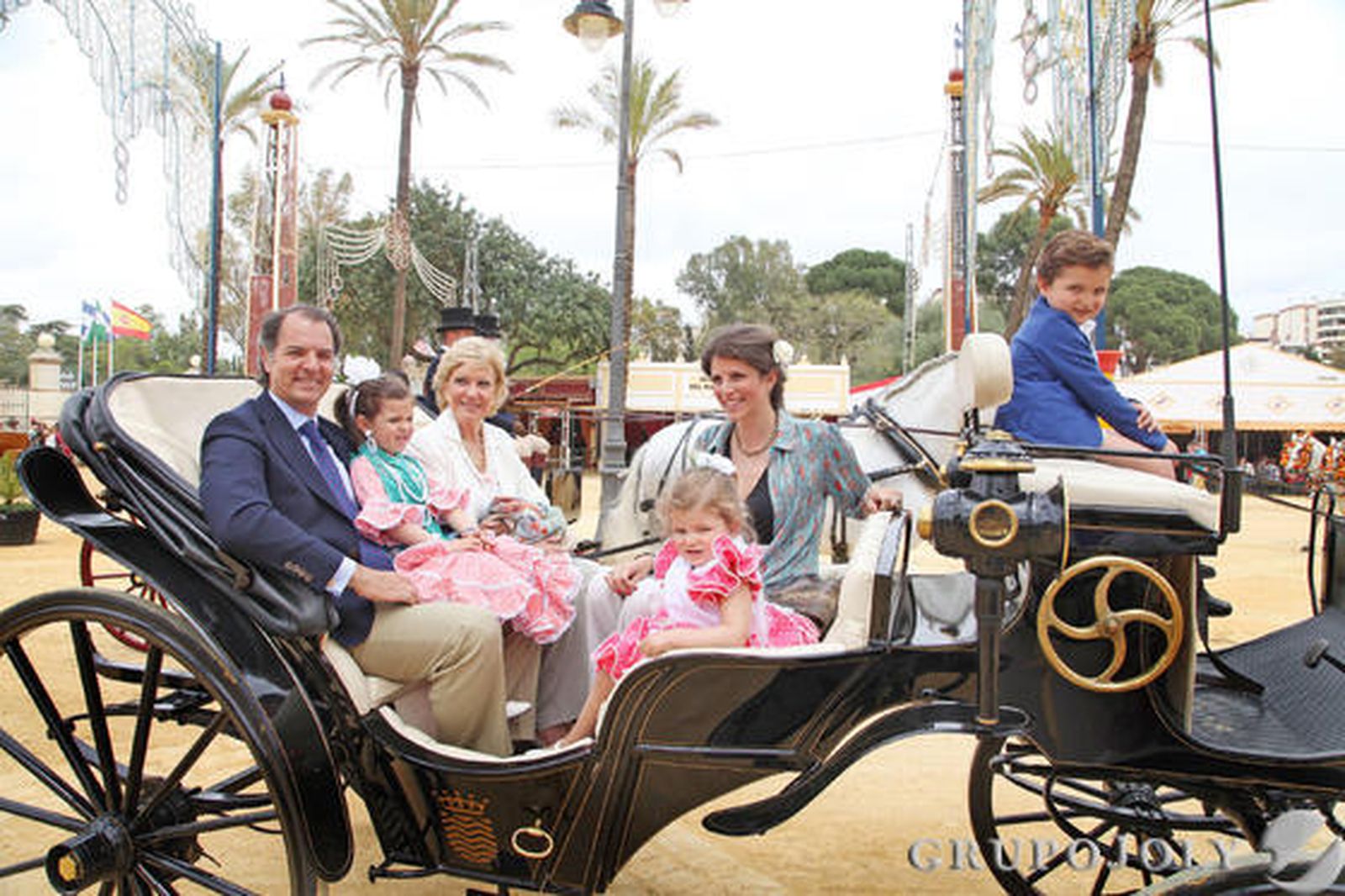 Almudena Maldonado y la familia Escrivá de Romaní Guerrero, en un enganche, en la jornada del sábado de Feria.

Foto: Vanesa Lobo