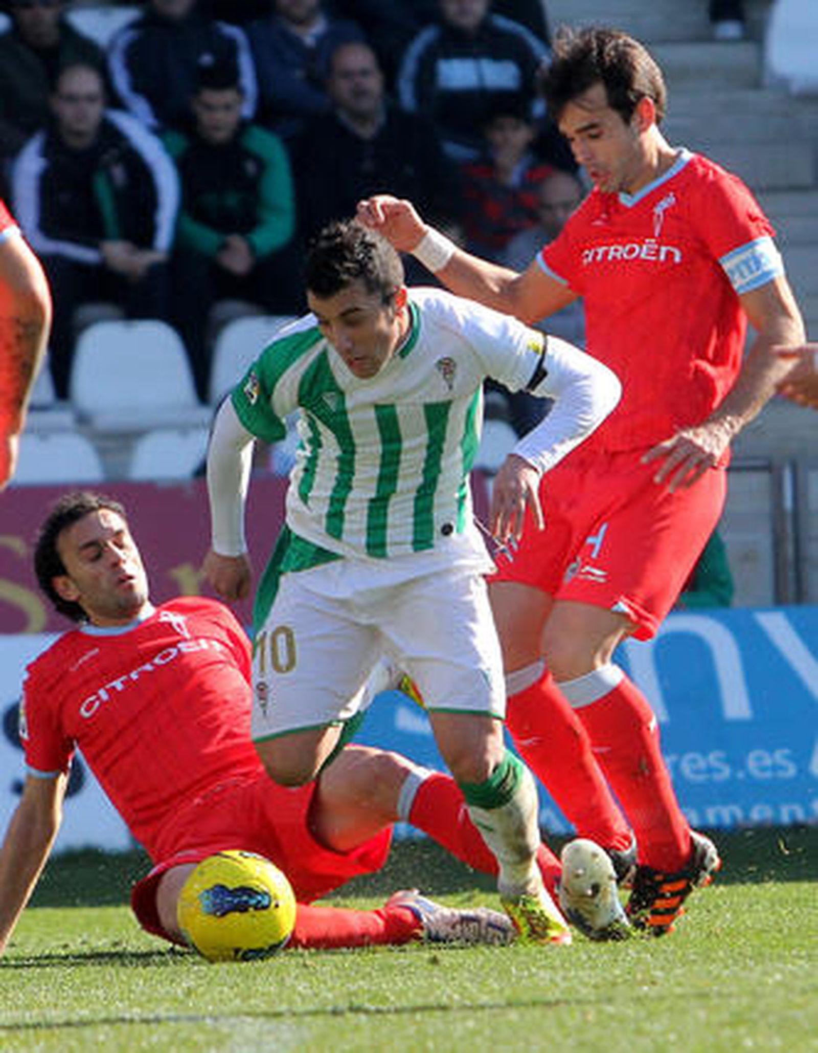 El Córdoba no puede coronar con una victoria su dominio ante el Celta de Vigo en el Arcángel (0-0). / José Martínez
