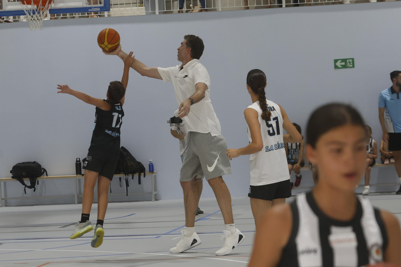 fotos de la inauguración con Pau Gasol del nuevo pabellón deportivo de Punto Ribot en La Línea