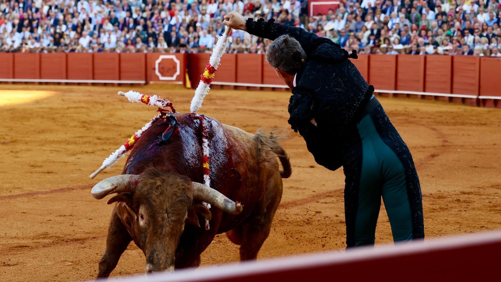 Par al violín de Manuel Escribano a ‘Duquesito’, primer toro de la tarde.