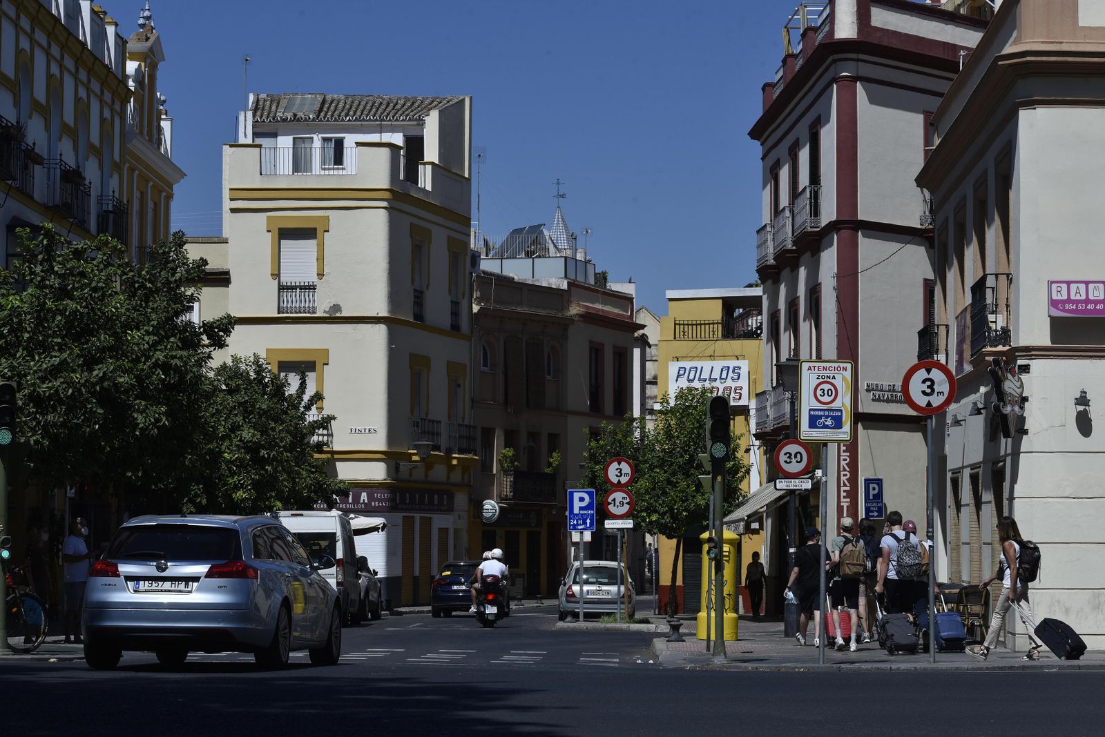 Un vehículo accede al centro por la Puerta de Carmona.
