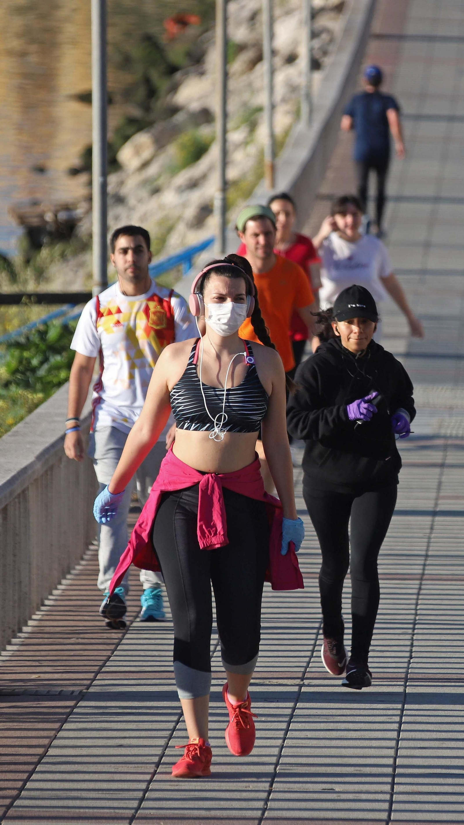 Deportistas y mayores vuelven a la calle en Algeciras