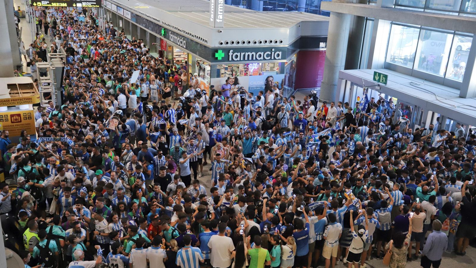 Las fotos de la afición despidiendo al Málaga en el aeropuerto antes de ir a Tarragona