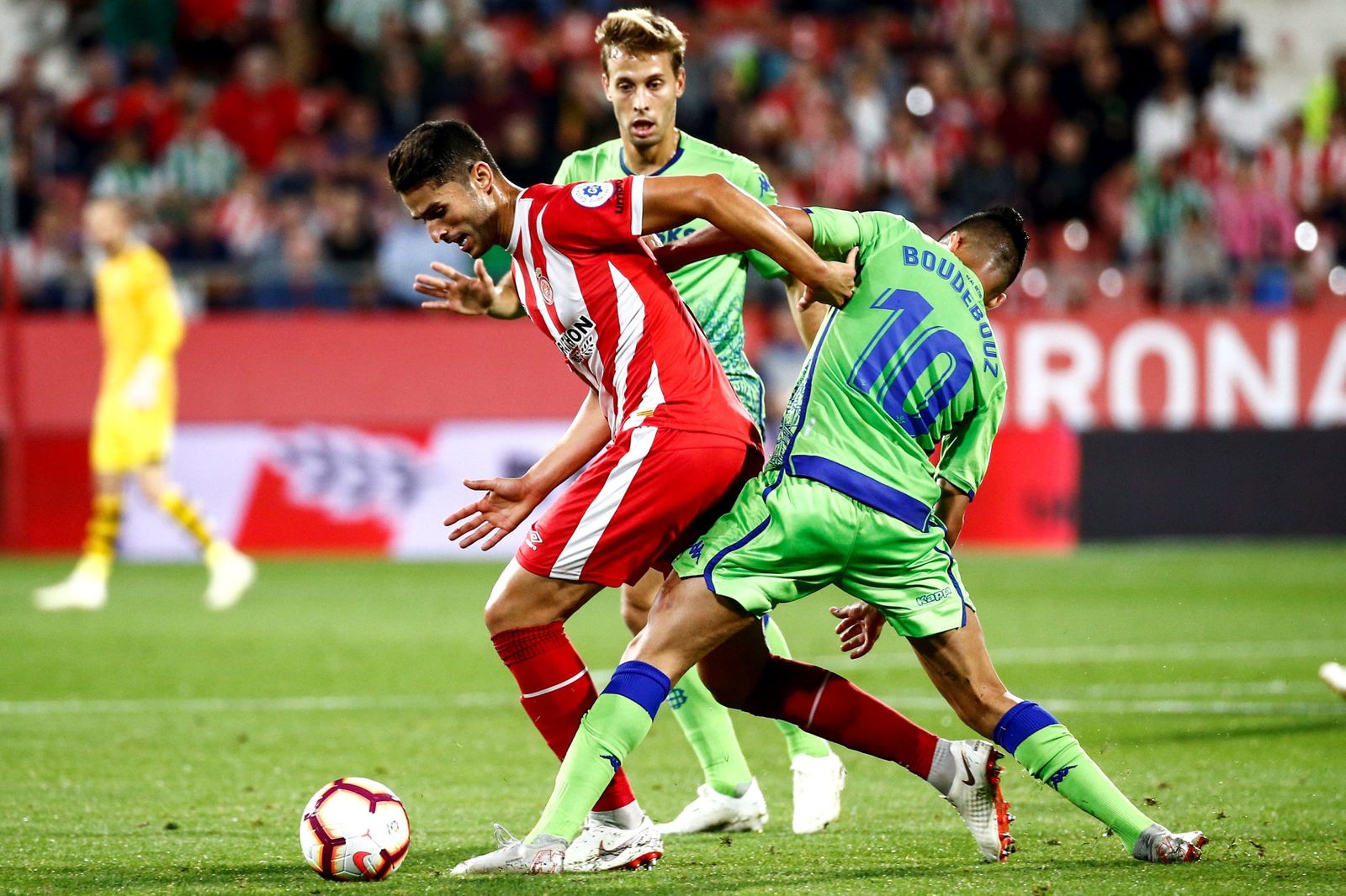 Boudebouz y Canales presionan a un rival.