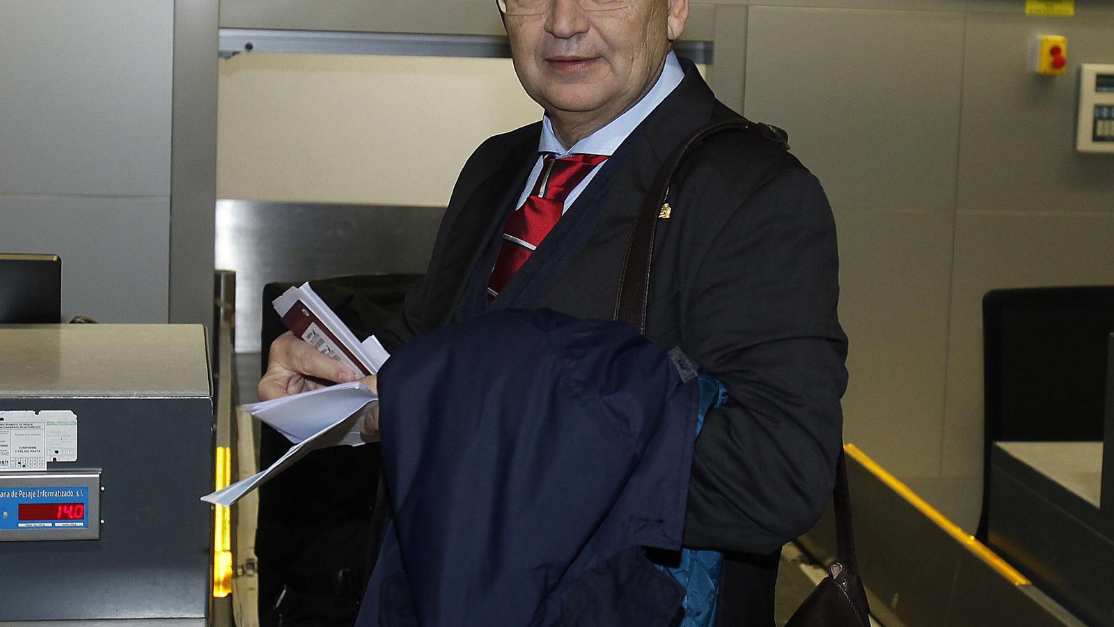 José Castro, en el aeropuerto de Sevilla antes de viajar a Turquía.