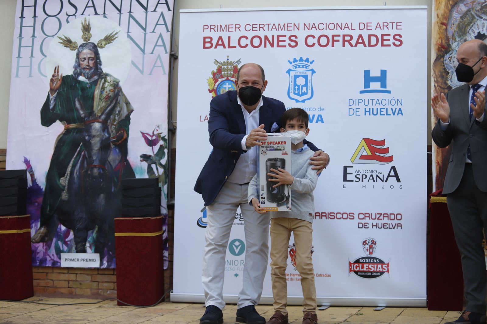 Entrega de los premios del certamen de arte 'Balcones Cofrades' y el concurso escolar de pasos y carteles de Semana Santa 'Ciudad de Huelva'