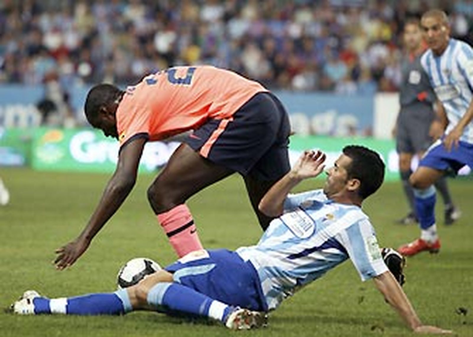 El Málaga paga ante el Barcelona su falta de mordiente (0-2)