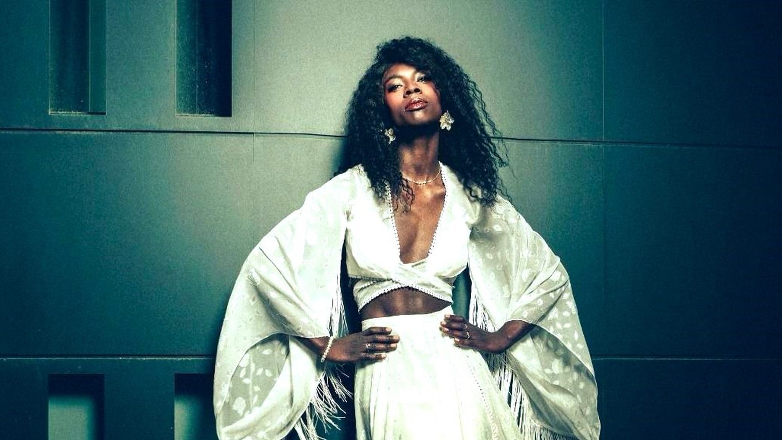 Gigi Mendes mide 183 centímetros.