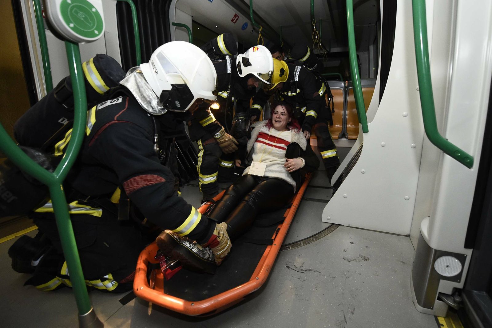 Los bomberos evacuan a una herida en el simulacro del Metro