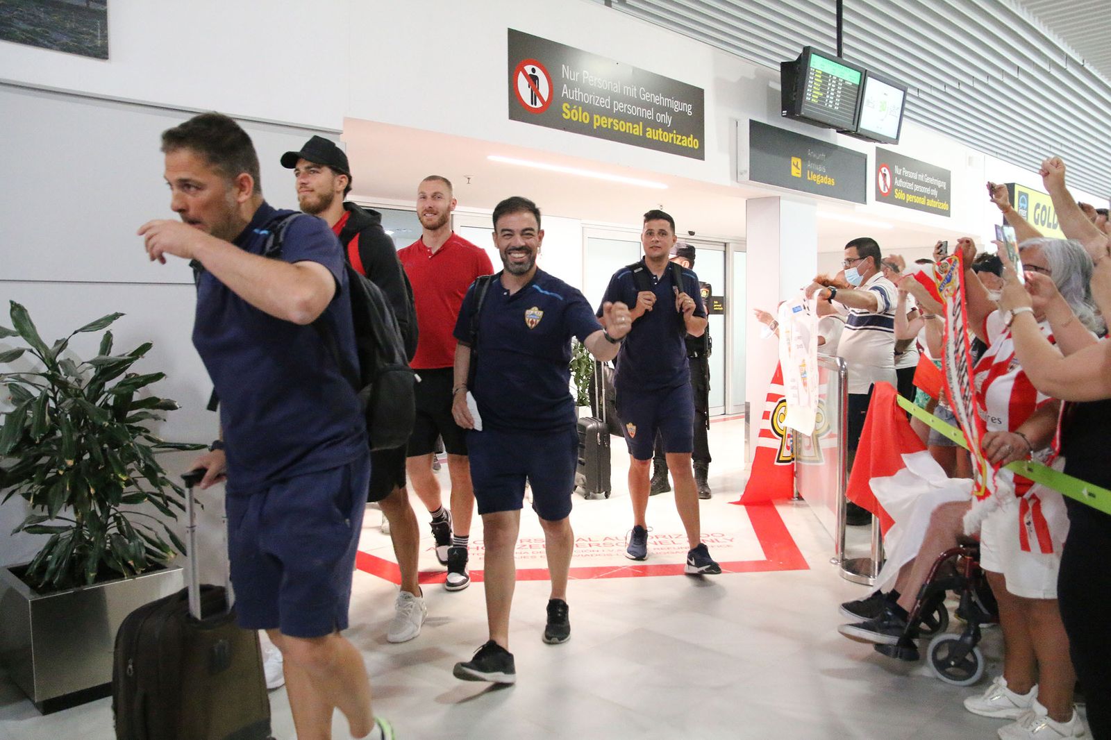 Fotogalería de la llegada de la UDA al aeropuerto de Almería