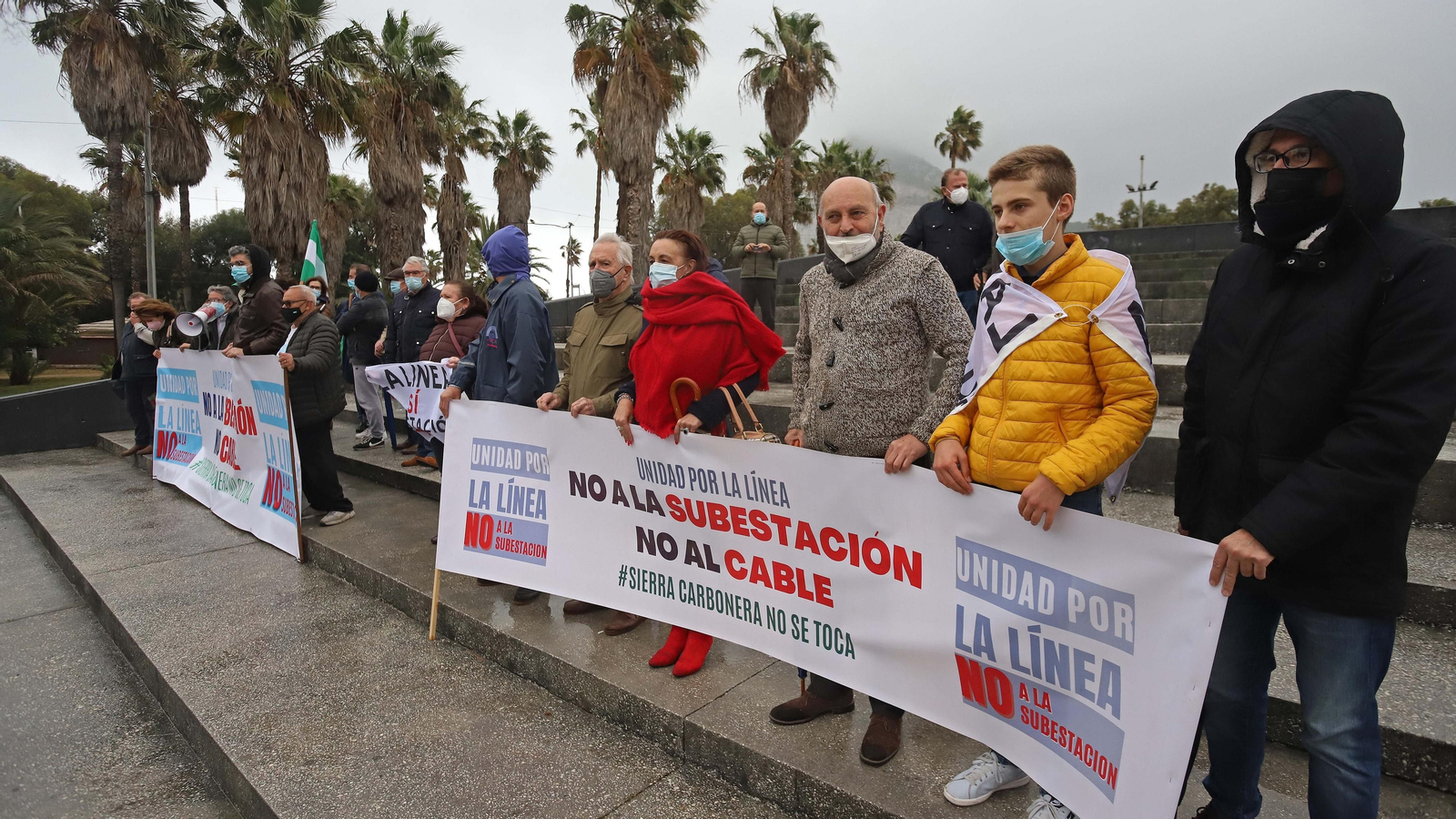 Fotos de la concentración contra la subestación de Red Eléctrica en La Línea