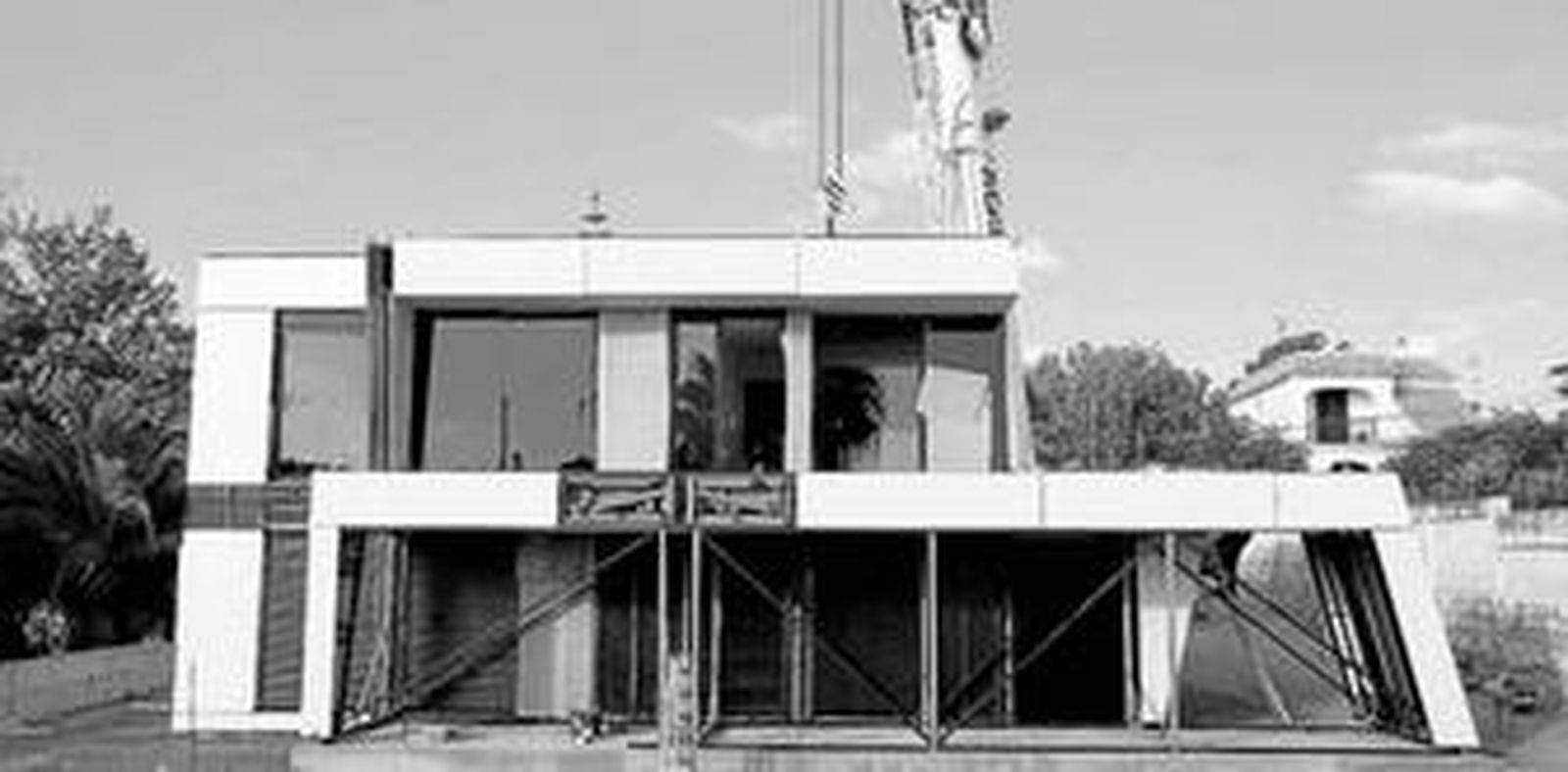 El arquitecto barcelonés Joaquín Torres posa en el espacio que ocupará el salón de la nueva casa levantada en Sanlúcar.