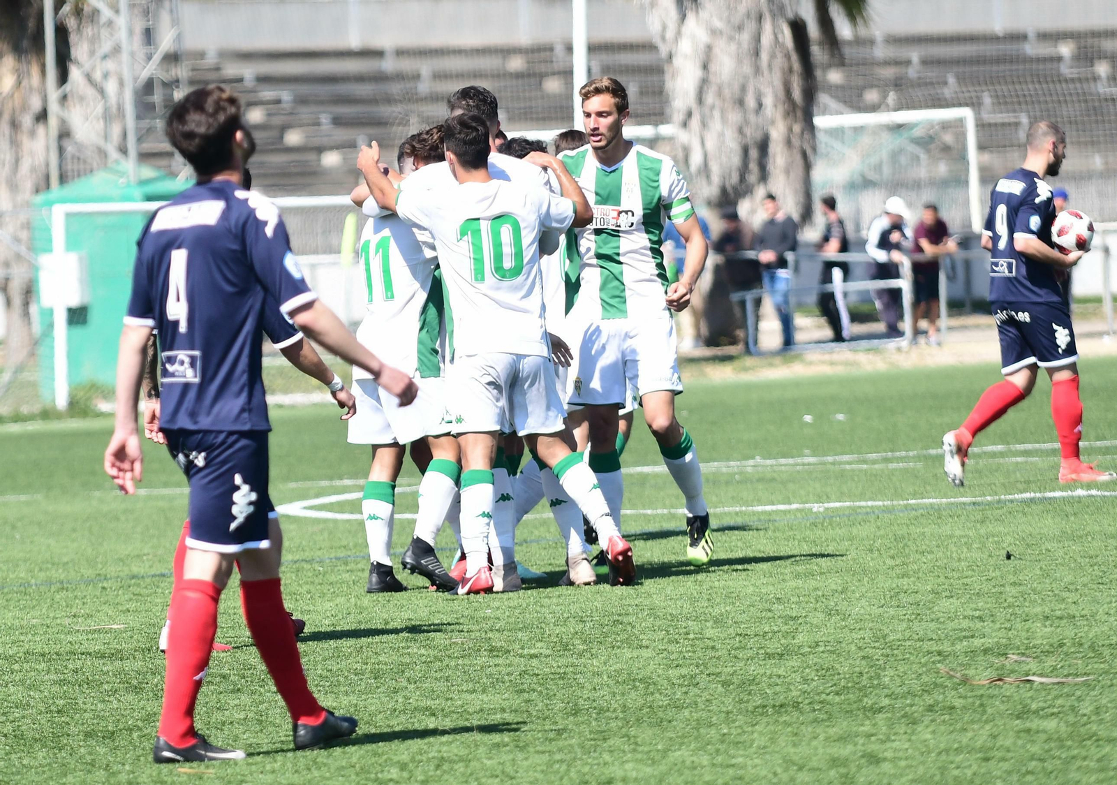 Los jugadores del Córdoba B celebran uno de sus goles ante el Algeciras.