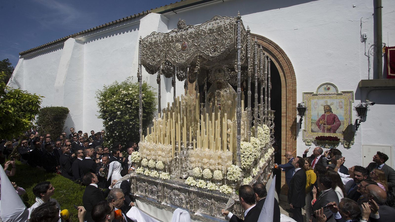 El palio de la hermandad de la Paz un Domingo de Ramos en Sevilla.