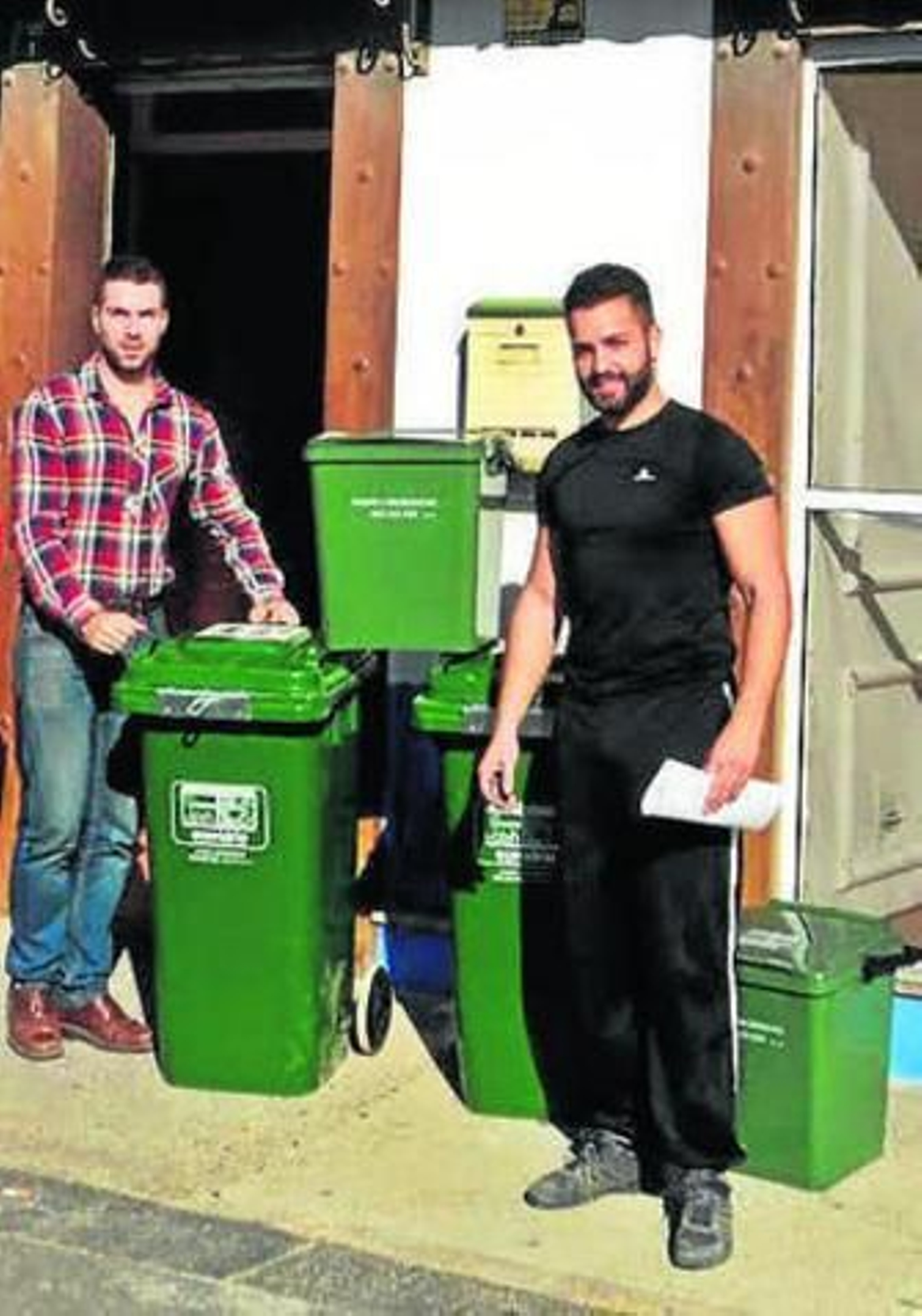 Hacen entrega a un hostelero de los nuevos contenedores de recogida.