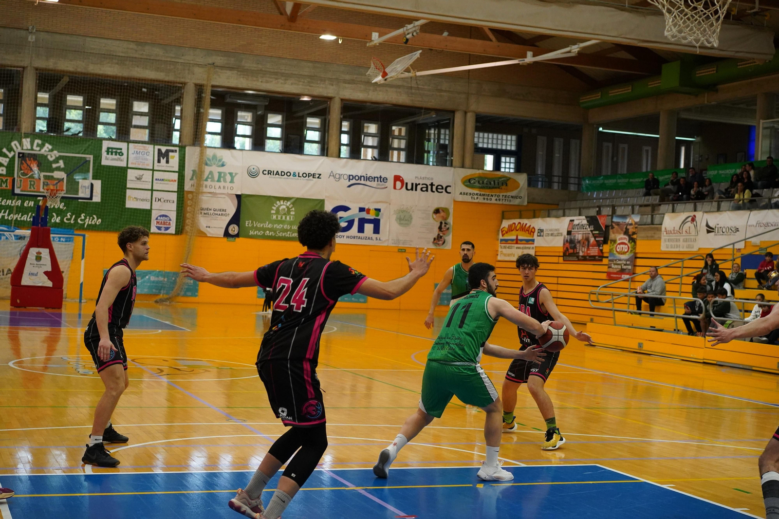 Un jugador del conjunto ejidense realiza un pase durante un partido de esta temporada.