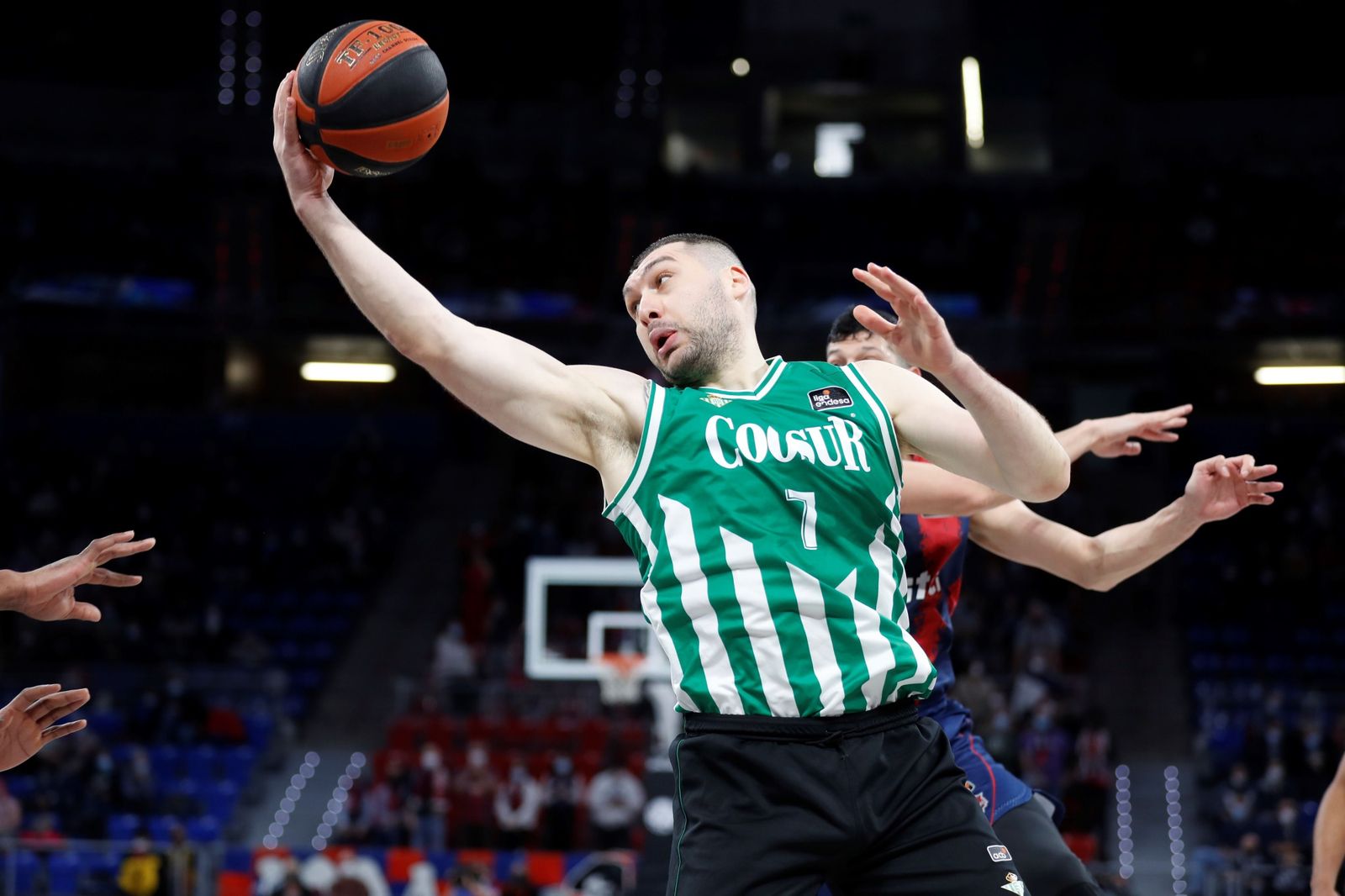 Beqa Burjanadze atrapa un rebote en un partido de esta temporada.