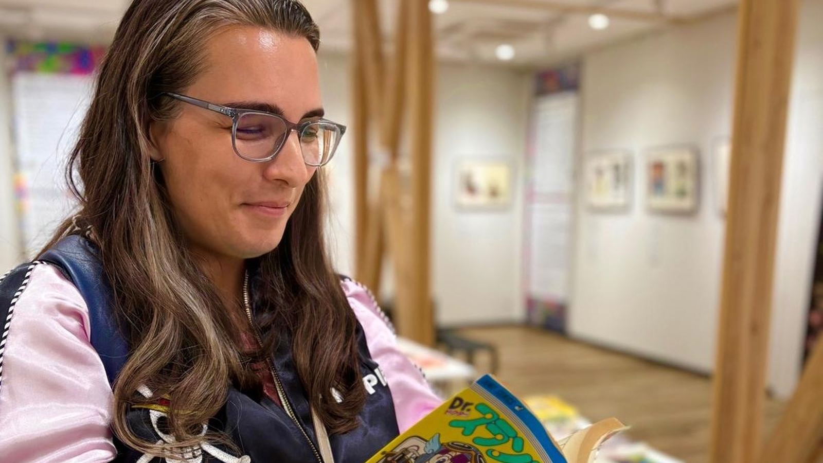 Alessandra Moura leyendo Leo Arale, de ‘Doctor slump’.